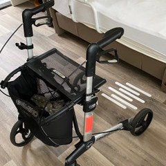 Rollator naast een bed met antislipstrips op de vloer